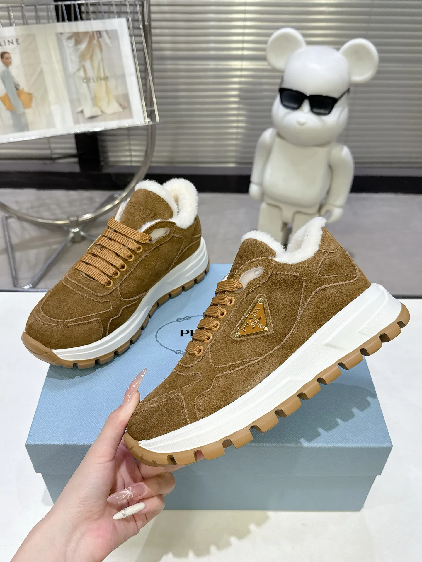 【PRADA】P: 660💰Couple style▪️Size: Women’s 35-40⚛Size: Men’s 39-44(45 customized) 2025 𝐬𝐬Prada’s new product, coming with strength! ❣️Many Internet celebrities have the same style, fashionable and versatile nice items, original shoes are developed and purchased from Italian counters, and are reproduced 1:1 according to the original taste. This year’s theme is not to be defined, embodying texture through simplicity💛From thick-soled sneakers to zigzag short boots to 2025 flat shoes, everything reveals a sure-fire momentum... It combines gentleness and handsomeness, the finishing touch for women❤️ Wear-resistant and ultra-light two-color outsole.